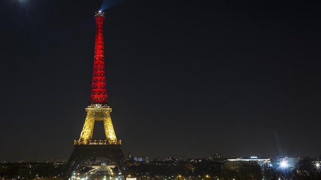 Eyfel Kulesi Belçika bayrağının renkleriyle ışıklandırıldı